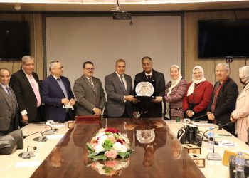 رئيس جامعة الأزهر يكرم د. هشام فرهود لبلوغه السن القانونية ويشيد بكلية طب البنات