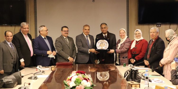 رئيس جامعة الأزهر يكرم د. هشام فرهود لبلوغه السن القانونية ويشيد بكلية طب البنات