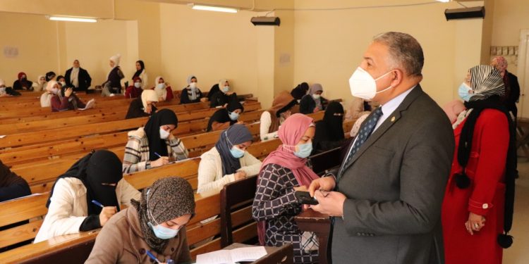 نائب رئيس جامعة الأزهر يتفقد لجان الامتحانات ويشدد على الالتزام بالإجراءات الاحترازية