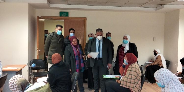 نائب رئيس جامعة الأزهر يتفقد امتحان كلية التمريض ويشيد بجهودها في خدمة المجتمع