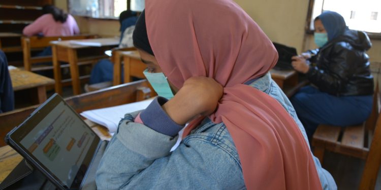 «التعليم» تنشر صور أداء طلاب الأول الثانوي امتحان اللغة العربية