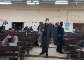 نائب رئيس جامعة الأزهر والأمين العام يتابعان لجان الامتحانات بفرع البنات