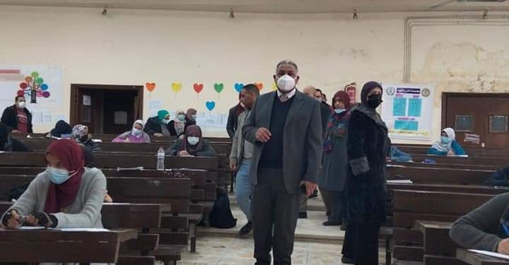 نائب رئيس جامعة الأزهر والأمين العام يتابعان لجان الامتحانات بفرع البنات
