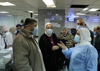 عميدة كلية طب الأزهر خلال زيارة مفاجئة لمستشفى الزهراء الجامعي: لا تهاون مع مقصر في أداء عمله