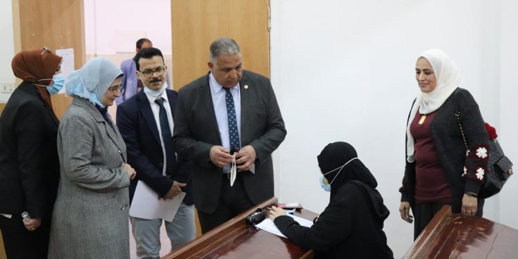 نائب رئيس جامعة الأزهر يتفقد لجان الامتحانات بكليات فرع البنات