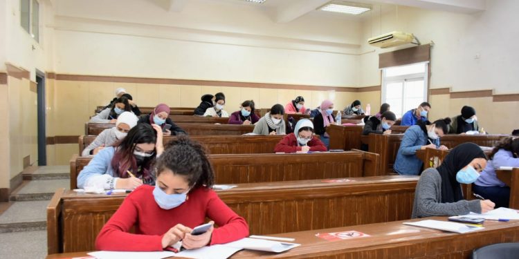 جامعة القاهرة تواصل الامتحانات وسط إجراءات احترازية صارمة