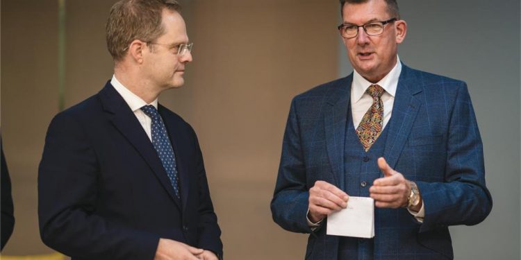 السفير البريطاني يزور جامعة هارتفوردشير في مصر ويشيد بجودة وتميز التعليم