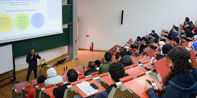 د حازم شاتيلا فى ندوة بالالمانية