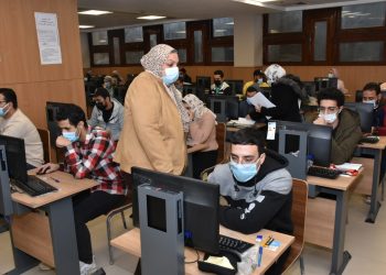 بدء الاختبارات الإلكترونية بكلية التمريض في جامعة عين شمس