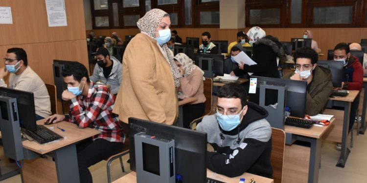 بدء الاختبارات الإلكترونية بكلية التمريض في جامعة عين شمس