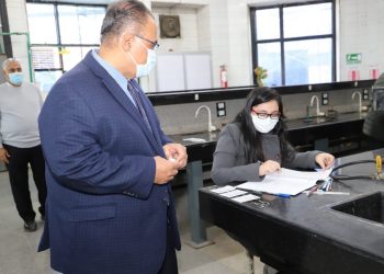 جولة تفقدية لنائب رئيس جامعة عين شمس بامتحانات كلية الصيدلة