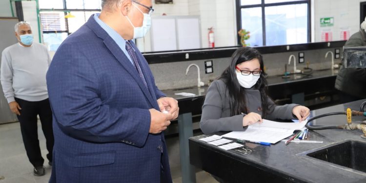 جولة تفقدية لنائب رئيس جامعة عين شمس بامتحانات كلية الصيدلة