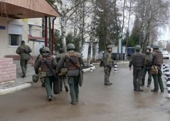 الطلاب المصريين بأوكرانيا.. سفارتنا بكييف: ارتدوا ملابس دافيء وخذوا طعام كافي