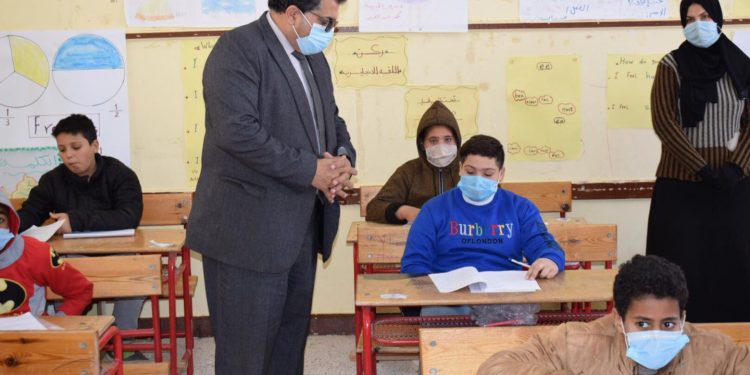 الأعلى للأمناء والمعلمين يتابع تسليم كتب الفصل الدراسي الثاني