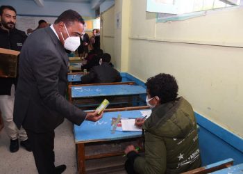 محافظ مطروح يوزع عصائر على طلاب الشهادة الإعدادية باللجان "صور"