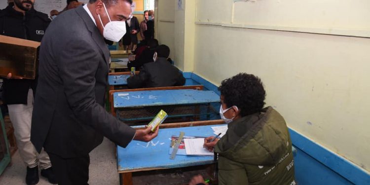 محافظ مطروح يوزع عصائر على طلاب الشهادة الإعدادية باللجان "صور"