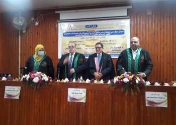 الكاتب والباحث انور عبد اللطيف ولجنة المناقشة