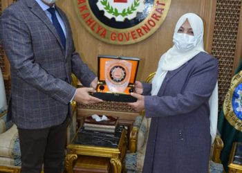 محافظ الدقهلية يُكرم معلمة السنبلاوين لمنعها الغش بالإعدادية