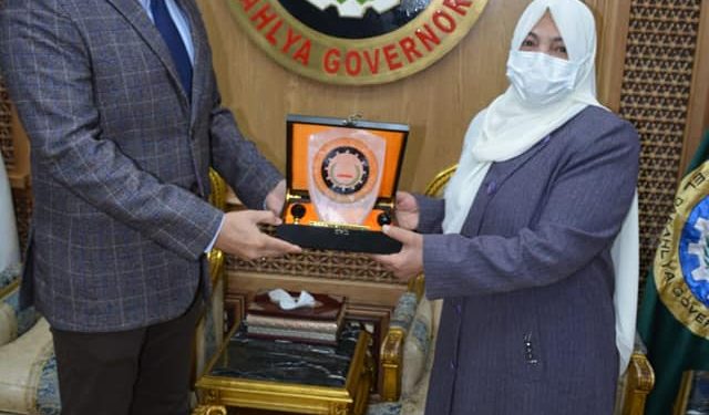 محافظ الدقهلية يُكرم معلمة السنبلاوين لمنعها الغش بالإعدادية