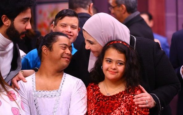 “كنز الدنيا” .. تفاصيل تنفيذ أول مسرحية دامجة لذوي الإعاقة لعرض مواهبهم