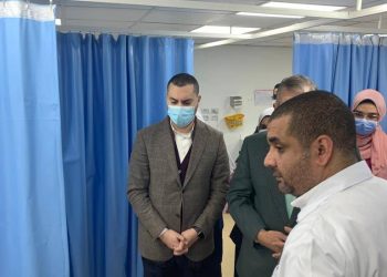 محافظ  كفرالشيخ يطمئن على حالة الطلاب المصابين في حريق منزل