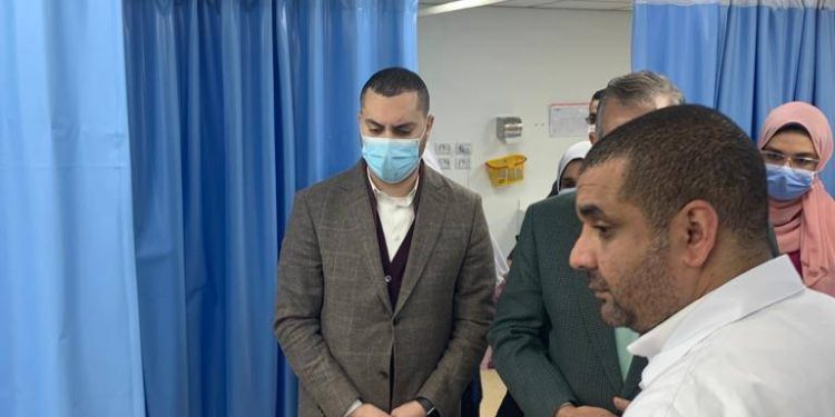 محافظ  كفرالشيخ يطمئن على حالة الطلاب المصابين في حريق منزل