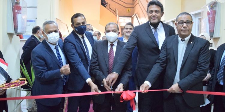 رئيس جامعة بنى سويف يفتتح تطوير مدرج بكلية العلوم