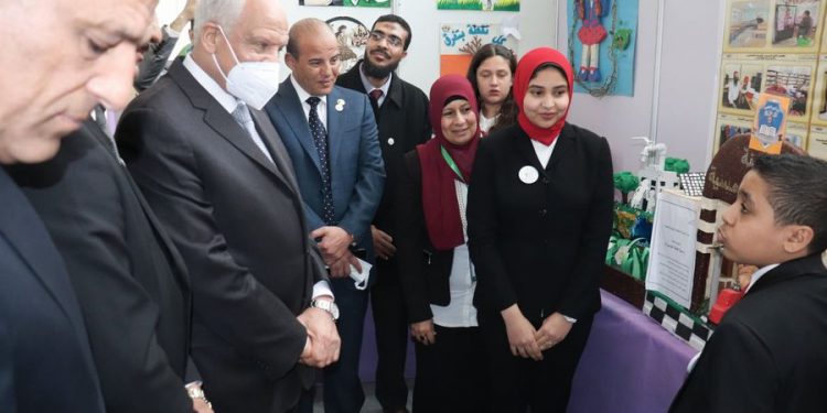 راشد وسلومة يتفقدان معرض الأنشطة الطلابيّة بمنتدى شباب الجيزة