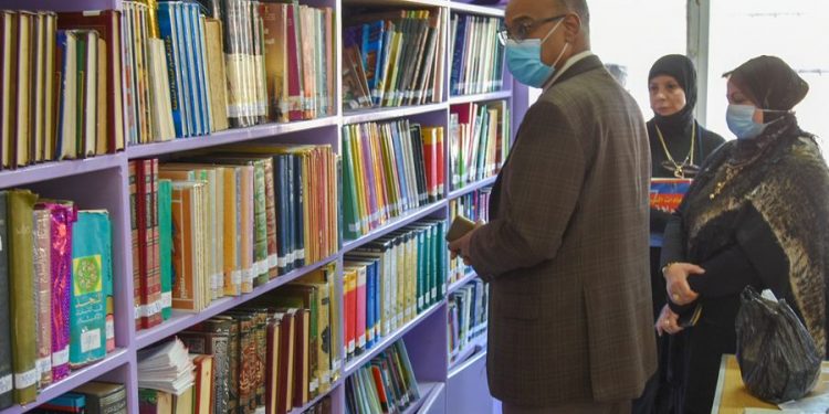 وكيل تعليم بورسعيد يشهد عملية رقمنة مكتبة مدرسة 6 أكتوبر الثانوية للبنات