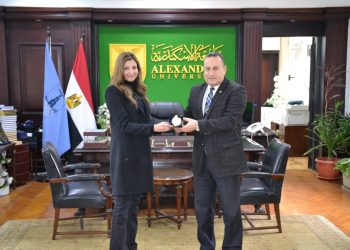 رئيس جامعة الإسكندرية يلتقي الفائزة بجائزة ليوناردو دافنشي الدولية