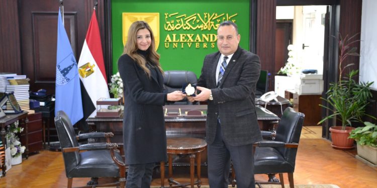 رئيس جامعة الإسكندرية يلتقي الفائزة بجائزة ليوناردو دافنشي الدولية