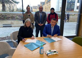 رئيس جامعة عين شمس يبحث التعاون في أبحاث اللقاحات والسرطان بجامعة أكسفورد