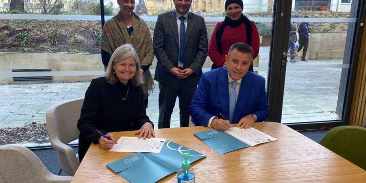 رئيس جامعة عين شمس يبحث التعاون في أبحاث اللقاحات والسرطان بجامعة أكسفورد