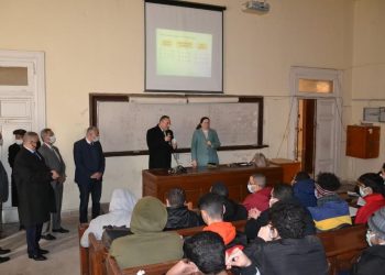 رئيس جامعة الإسكندرية يتفقد سير العملية التعليمية فى أول أيام الفصل الدراسي الثاني