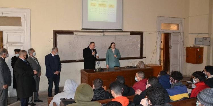 رئيس جامعة الإسكندرية يتفقد سير العملية التعليمية فى أول أيام الفصل الدراسي الثاني