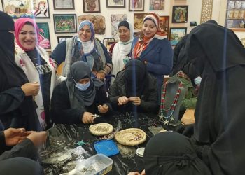 ورش عمل فنية ورسم وتلوين بركن مركز تطوير الوافدين بجناح الأزهر الشريف