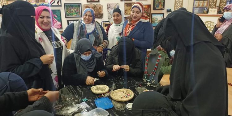 ورش عمل فنية ورسم وتلوين بركن مركز تطوير الوافدين بجناح الأزهر الشريف