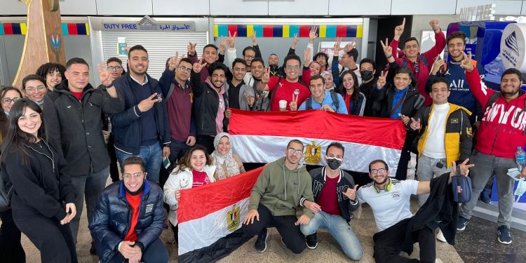 طلاب من الجامعات المصرية يغادرون إلى الكاميرون لتشجيع منتخب مصر في نهائي أمم أفريقيا