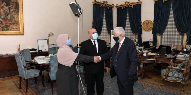 وزير التربية والتعليم يكرم معلمة الدقهلية ويُشيد بدورها