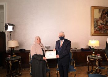 وزير التربية والتعليم يكرم معلمة الدقهلية ويُشيد بدورها