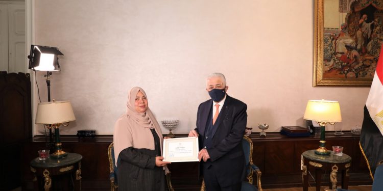 وزير التربية والتعليم يكرم معلمة الدقهلية ويُشيد بدورها
