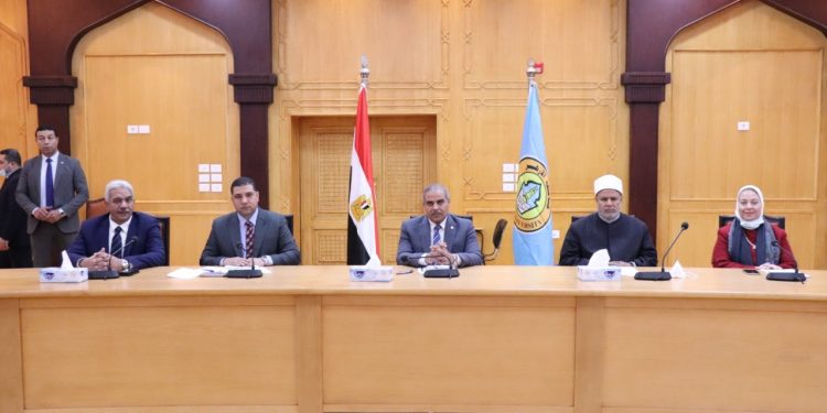 رئيس هيئة تعليم الكبار يشيد بجهود جامعة الأزهر في مجال محو الأمية