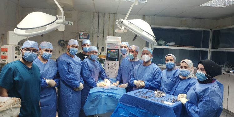 فريق طبي بمستشفى جامعة الأزهر بدمياط ينجح في إجراء عملية جراحية نادرة لتوأم غير مكتمل النمو