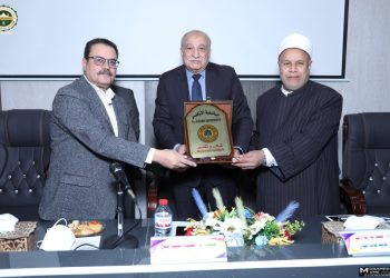 الملتقى الأول لطلاب من أجل مصر  بجامعة الأزهر يكرم مستشار وزير التعليم العالي