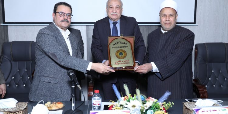 الملتقى الأول لطلاب من أجل مصر  بجامعة الأزهر يكرم مستشار وزير التعليم العالي