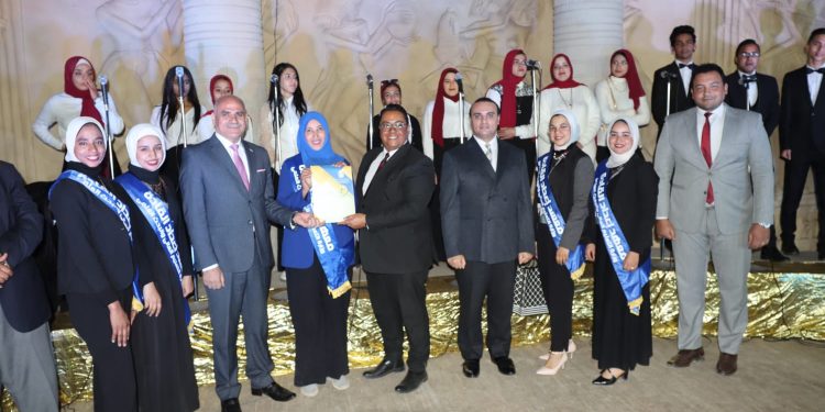 كورال مصر يخطف الأنظار فى الحفل الختامي الذي نظمه معهد إعداد القادة بالأقصر