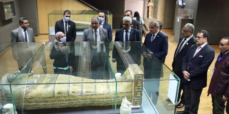 رئيس جامعة الأزهر يزور مكتبة الإسكندرية بصحبة طلاب من أجل مصر