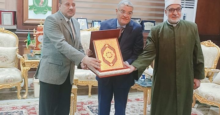 محافظ المنيا يستقبل نائب رئيس جامعة الأزهر لمناقشة تسليم مباني أرض البهنسا
