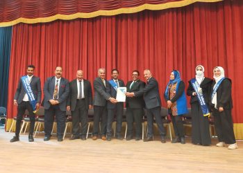 طلاب جامعة الأزهر يحصلون على جائزة التميز بمهرجان الفنون اليدوية بجامعة اسوان