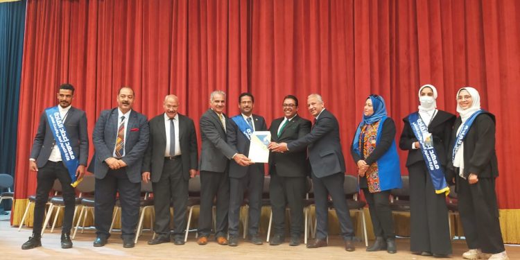 طلاب جامعة الأزهر يحصلون على جائزة التميز بمهرجان الفنون اليدوية بجامعة اسوان